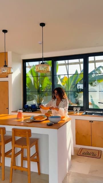 آشپزخانه روشن The Nest با پنجرههای بزرگ